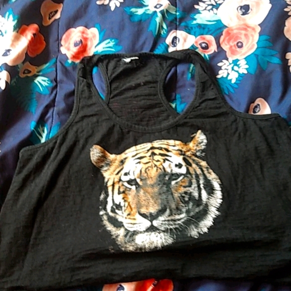 Tops - Tank top with tiger 🐯🐅 on it